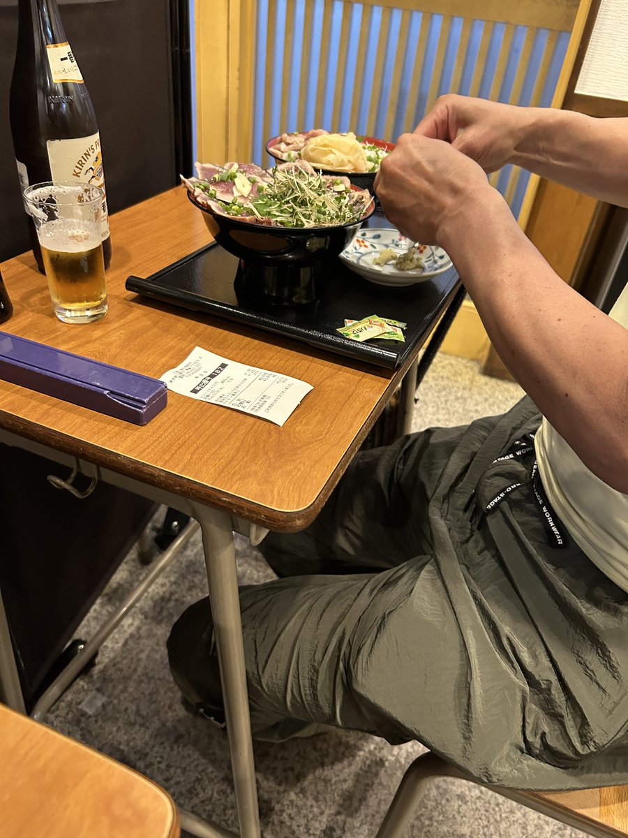 sleepingdrop's tweet photo. オープン記念三色丼¥2980のさりさん添えです💜
酢飯不足で炊いてる中の50分待ちローストビーフ¥400&amp;追いネギトロ¥250、中瓶ビール¥750のさりさん添え💜

同僚は千円代の2つ頼んでました(笑)
21時までが18時半に完売閉店
飯量少なめですがとても美味しかった😋

飲んだ帰りは歩き計4時間半、タイパ悪いw https://t.co/C9Y5U13fob