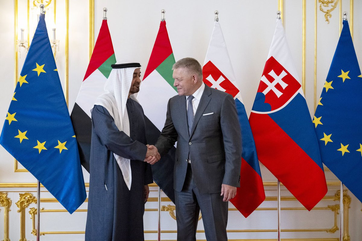 Nf700012's tweet photo. بحث صاحب السمو الشيخ محمد بن زايد آل نهيان رئيس الدولة "حفظه الله" ومعالي روبرت فيكو رئيس وزراء جمهورية سلوفاكيا اليوم مختلف جوانب التعاون وسبل تطويره خاصة في المجالات الاقتصادية والتنموية والطاقة المتجددة وتكنولوجيا المستقبل وغيرها من الجوانب التي تشكل أولويات تنموية وتخدم المصالح المشتركة للبلدين.
وأكد سموه ورئيس وزراء سلوفاكيا خلال اللقاء حرصهما المتبادل على مواصلة العمل المشترك لتعزيز العلاقات الثنائية وبناء شراكات تنموية واقتصادية ممتدة تقوم على التعاون والمصالح المشتركة للبلدين بما يعود بالنماء والازدهار على شعبيهما.
كما استعرض صاحب السمو رئيس الدولة ومعالي روبرت فيكو عدداً من الموضوعات والقضايا الإقليمية والدولية ذات الاهتمام المشترك وتبادلا وجهات النظر بشأنها وفي مقدمتها تطورات الأحداث التي تشهدها منطقة الشرق الأوسط..مؤكدين في هذا السياق أهمية العمل على ترسيخ أسباب الأمن والاستقرار الإقليميين والدفع تجاه السلام الشامل والمستدام بما فيه مصلحة جميع شعوب المنطقة ودولها.