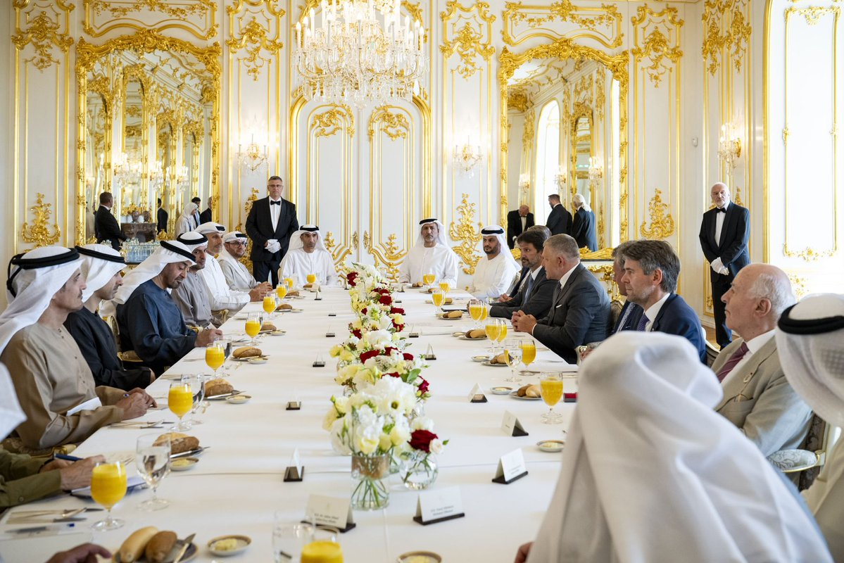 Nf700012's tweet photo. بحث صاحب السمو الشيخ محمد بن زايد آل نهيان رئيس الدولة "حفظه الله" ومعالي روبرت فيكو رئيس وزراء جمهورية سلوفاكيا اليوم مختلف جوانب التعاون وسبل تطويره خاصة في المجالات الاقتصادية والتنموية والطاقة المتجددة وتكنولوجيا المستقبل وغيرها من الجوانب التي تشكل أولويات تنموية وتخدم المصالح المشتركة للبلدين.
وأكد سموه ورئيس وزراء سلوفاكيا خلال اللقاء حرصهما المتبادل على مواصلة العمل المشترك لتعزيز العلاقات الثنائية وبناء شراكات تنموية واقتصادية ممتدة تقوم على التعاون والمصالح المشتركة للبلدين بما يعود بالنماء والازدهار على شعبيهما.
كما استعرض صاحب السمو رئيس الدولة ومعالي روبرت فيكو عدداً من الموضوعات والقضايا الإقليمية والدولية ذات الاهتمام المشترك وتبادلا وجهات النظر بشأنها وفي مقدمتها تطورات الأحداث التي تشهدها منطقة الشرق الأوسط..مؤكدين في هذا السياق أهمية العمل على ترسيخ أسباب الأمن والاستقرار الإقليميين والدفع تجاه السلام الشامل والمستدام بما فيه مصلحة جميع شعوب المنطقة ودولها.