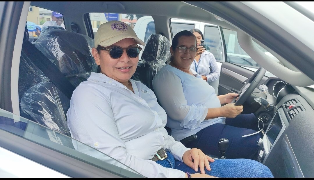 Agricultura_CZ4's tweet photo. #Manabí | Realizamos entrega de 3 Unidades Móviles Agroproductivas (UMAS) y 25 títulos de tierra, a pequeños productores agropecuarios de la provincia, este es un beneficio que otorga el #GobiernoDelEcuador a través del @AgriculturaEc. https://t.co/BJpL0roEz3