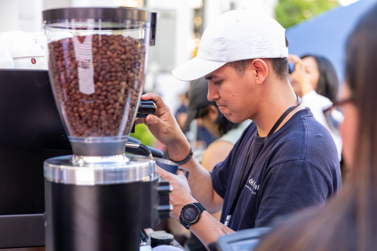 ISCafe_SV's tweet photo. Hoy se realiza la competencia del Latte Art Throwdown 2026. ☕🔥 

Los mejores baristas del país ya están listos en la mesa. Mirá este hilo para ver lo mejor del arte en la taza y la destreza de los participantes. 🇸🇻👇

#LatteArtThrowdown #BarismoSV #CaféDeElSalvador https://t.co/RLRILTdSlo