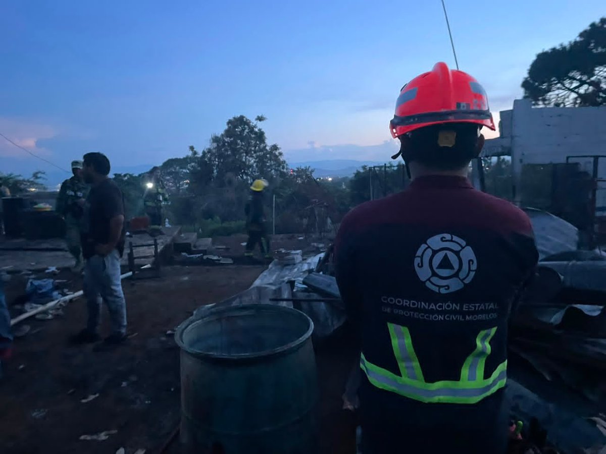 RadioFormulaMor's tweet photo. Una mujer sin vida, 2 lesionados entre ellos un menor de edad, es el saldo de la explosión de un polvorín en #Cuernavaca 

Derivado de la explosión registrada en un inmueble en donde se elaboraba pirotecnia, en el poblado de Ocotepec, al norte de Cuernavaca, se implementaron labores de auxilio.

De manera  coordinan entre la Coordinación Estatal de Protección Civil Morelos (CEPCM), Bomberos y Protección Civil del municipio de Cuernavaca, la Cruz Roja Mexicana, la Guardia Nacional y la Secretaría de la Defensa Nacional (Defensa), acordonaron la zona e iniciaron los trabajos de inspección para controlar la situación y descartar riesgos adicionales para la población y los inmuebles colindantes.

Se informó que aproximadamente 10 personas recibieron atención médica en el lugar por crisis nerviosa; asimismo, un hombre fue trasladado a un hospital por traumatismo craneoencefálico derivado de la caída de una barda perimetral, mientras que un menor de edad recibió atención hospitalaria por lesiones ocasionadas por quemaduras y se tiene el reporte del fallecimiento de una mujer en el sitio.

Las autoridades competentes realizarán las investigaciones correspondientes para esclarecer los hechos.

🎙️ @TereFloresCar

#DamosPoderATuVoz