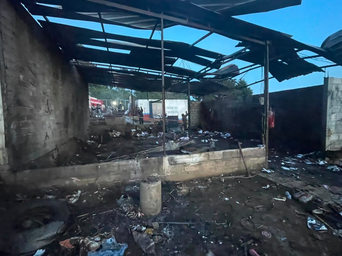RadioFormulaMor's tweet photo. Una mujer sin vida, 2 lesionados entre ellos un menor de edad, es el saldo de la explosión de un polvorín en #Cuernavaca 

Derivado de la explosión registrada en un inmueble en donde se elaboraba pirotecnia, en el poblado de Ocotepec, al norte de Cuernavaca, se implementaron labores de auxilio.

De manera  coordinan entre la Coordinación Estatal de Protección Civil Morelos (CEPCM), Bomberos y Protección Civil del municipio de Cuernavaca, la Cruz Roja Mexicana, la Guardia Nacional y la Secretaría de la Defensa Nacional (Defensa), acordonaron la zona e iniciaron los trabajos de inspección para controlar la situación y descartar riesgos adicionales para la población y los inmuebles colindantes.

Se informó que aproximadamente 10 personas recibieron atención médica en el lugar por crisis nerviosa; asimismo, un hombre fue trasladado a un hospital por traumatismo craneoencefálico derivado de la caída de una barda perimetral, mientras que un menor de edad recibió atención hospitalaria por lesiones ocasionadas por quemaduras y se tiene el reporte del fallecimiento de una mujer en el sitio.

Las autoridades competentes realizarán las investigaciones correspondientes para esclarecer los hechos.

🎙️ @TereFloresCar

#DamosPoderATuVoz