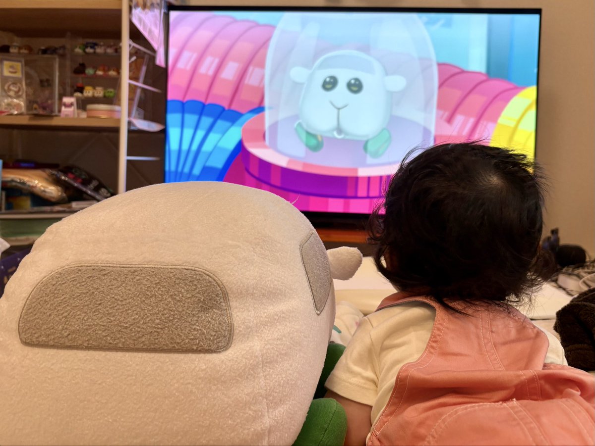 2T8yc's tweet photo. 最近とにかく腹ばいする🍑ちゃん
暇そうだったからモルカー見せたら夢中で見てる
そのまま立派なぷいの民に育っておくれ…🌱 https://t.co/ekwZAKWaCl