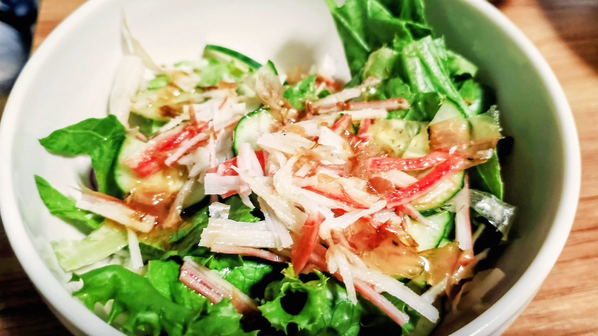 007SEKAI's tweet photo. 昨日の夜ご飯🍚
❃サラダ
❃手羽元と大根のさっぱり煮
❃手羽元の唐揚げ
❃インスタント味噌汁
（豆腐と油揚げ入り）
ｺﾞﾁｿ━(人>▽<｡)━ｻﾏｯ
#夜ご飯　#晩ご飯　#料理　#サラダ
#手羽元　#鶏肉　#唐揚げ　#から揚げ　
#からあげ　#さっぱり煮 https://t.co/jrEDK58tc4