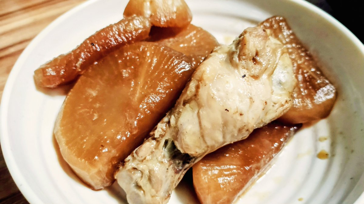 007SEKAI's tweet photo. 昨日の夜ご飯🍚
❃サラダ
❃手羽元と大根のさっぱり煮
❃手羽元の唐揚げ
❃インスタント味噌汁
（豆腐と油揚げ入り）
ｺﾞﾁｿ━(人>▽<｡)━ｻﾏｯ
#夜ご飯　#晩ご飯　#料理　#サラダ
#手羽元　#鶏肉　#唐揚げ　#から揚げ　
#からあげ　#さっぱり煮 https://t.co/jrEDK58tc4