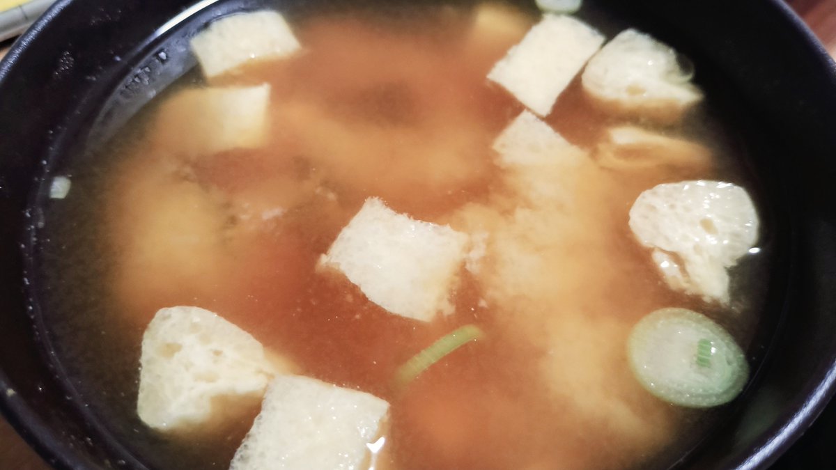 007SEKAI's tweet photo. 昨日の夜ご飯🍚
❃サラダ
❃手羽元と大根のさっぱり煮
❃手羽元の唐揚げ
❃インスタント味噌汁
（豆腐と油揚げ入り）
ｺﾞﾁｿ━(人>▽<｡)━ｻﾏｯ
#夜ご飯　#晩ご飯　#料理　#サラダ
#手羽元　#鶏肉　#唐揚げ　#から揚げ　
#からあげ　#さっぱり煮 https://t.co/jrEDK58tc4