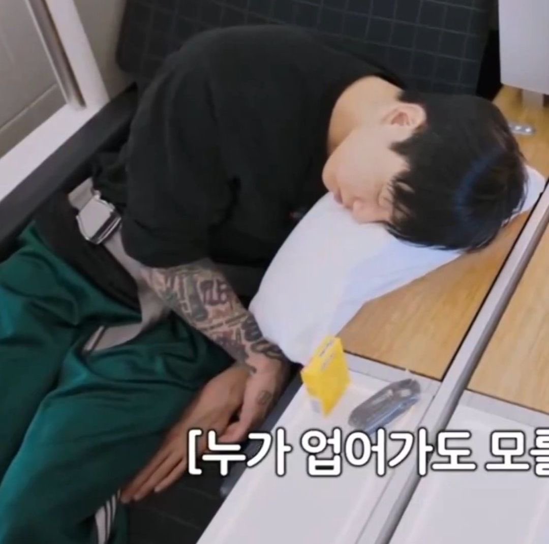koogifs's tweet photo. 💤 https://t.co/8wojxT9myy