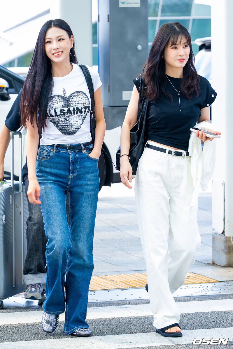 APlNKAI's tweet photo. god they look fine af https://t.co/9Lkdiz5J78