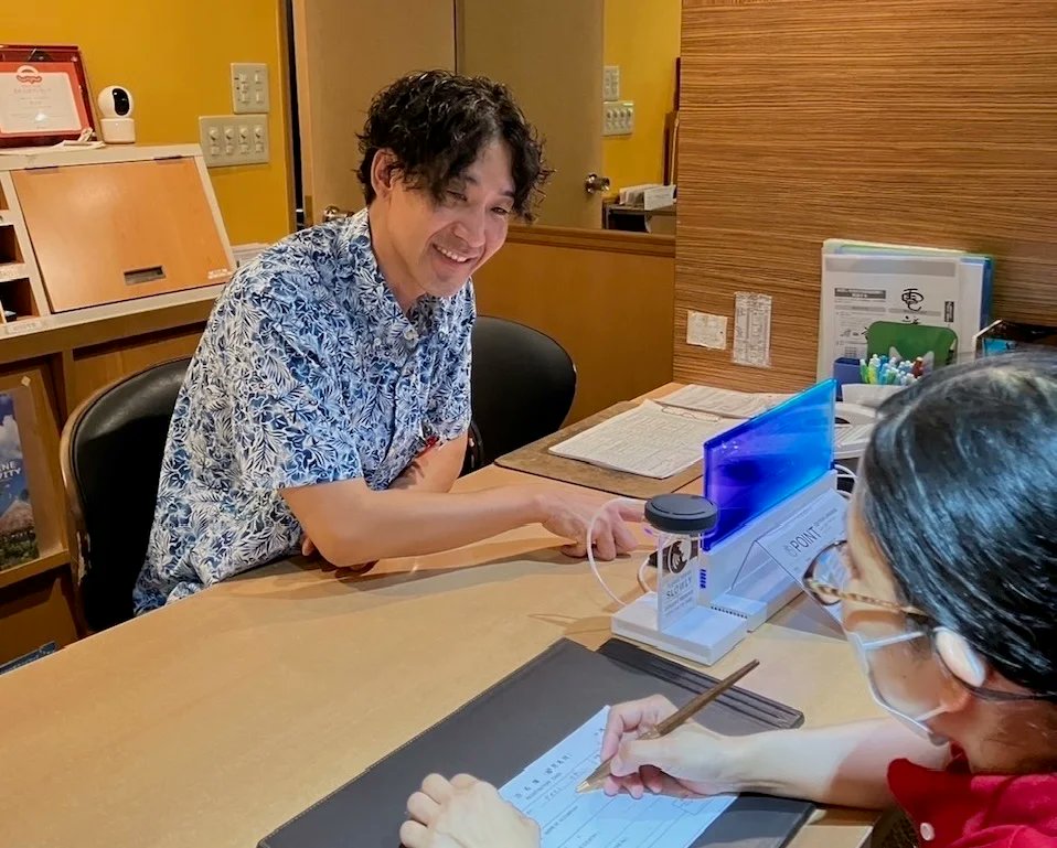 pixiedusttech's tweet photo. 【導入事例】沖縄「パレスインムーンビーチ」にVUEVO Displayを導入しました。
透明ディスプレイの両面に翻訳字幕が表示されることで、ご家族全員が会話に参加可能に。お子様が字幕を読み上げながらスタッフと楽しく会話するなど、「家族で笑顔を共有する」新しい沖縄リゾート体験を届けています。 https://t.co/SDdW3j5w6u