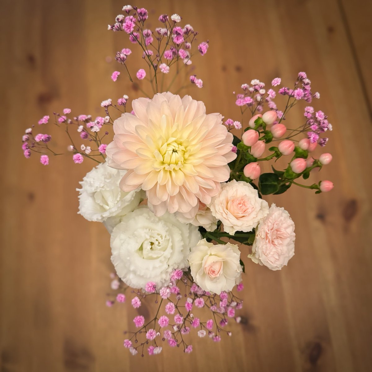 今日のお花💐 メインは薄いピンクのダリア🩷 カスミソウもピンクで揃え