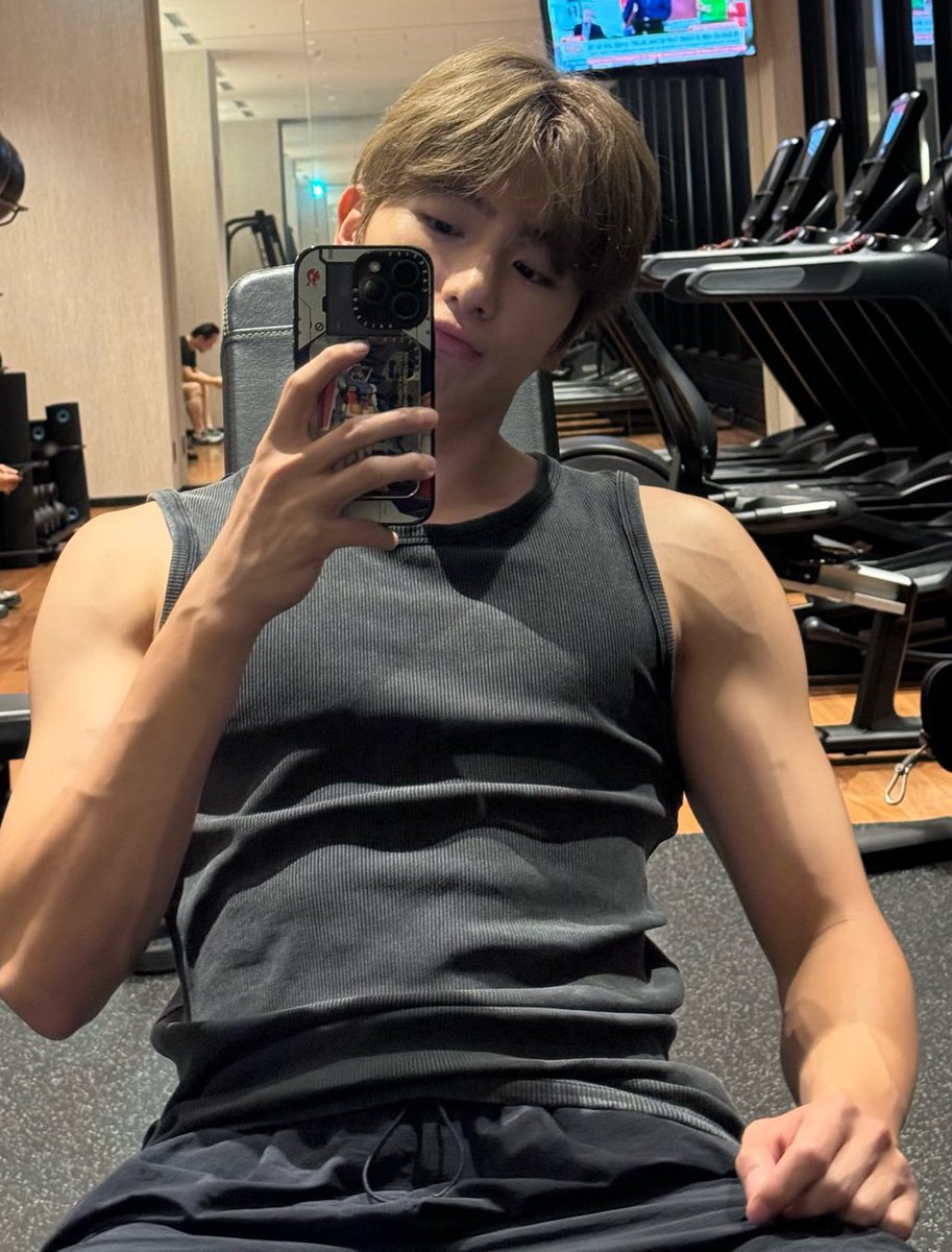 hyunjaesprite's tweet photo. girls will cry and girls will lie and girls will lose their goddamn minds for you https://t.co/8jnotUfyUe