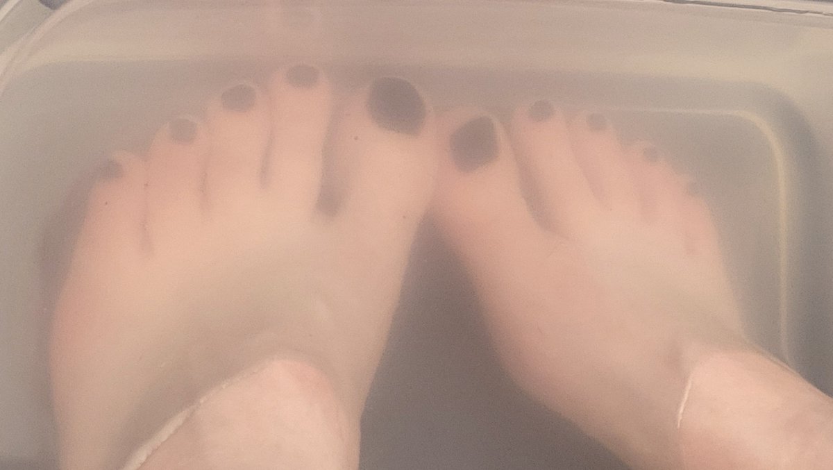 sock0clock's tweet photo. DIY pedicure ✨️ sooo relaxing to soak in hot water after work 🤤 

My DMs are open 😘 https://t.co/Kd0NgSiNgw