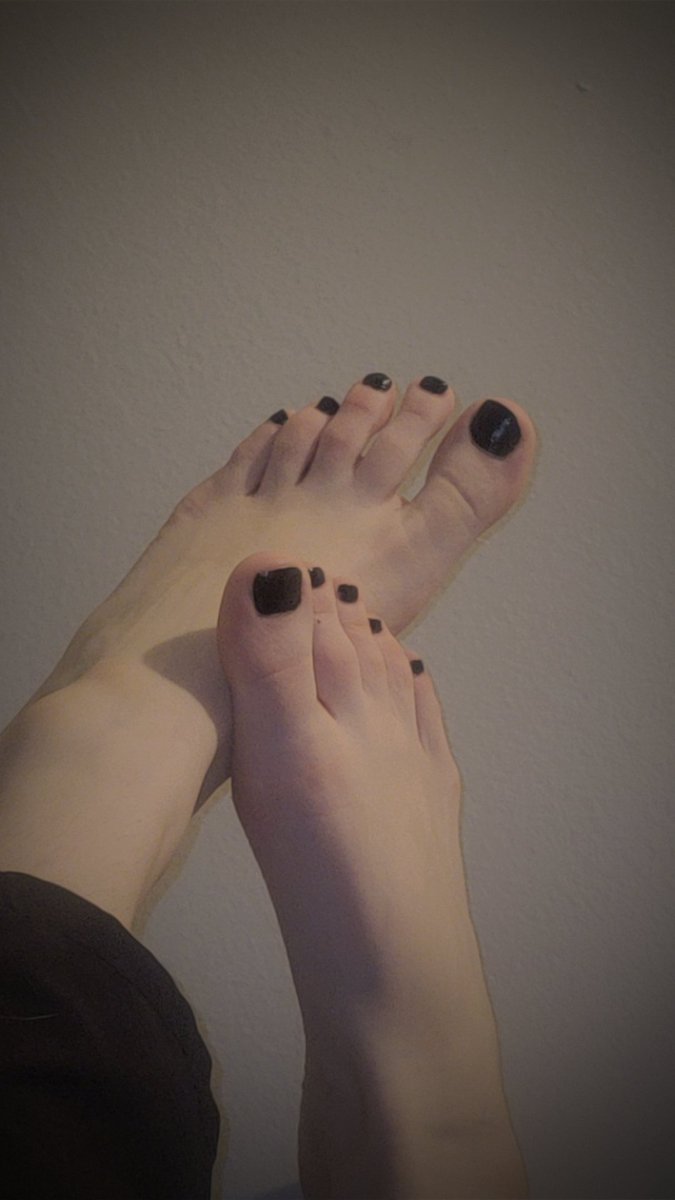 sock0clock's tweet photo. DIY pedicure ✨️ sooo relaxing to soak in hot water after work 🤤 

My DMs are open 😘 https://t.co/Kd0NgSiNgw