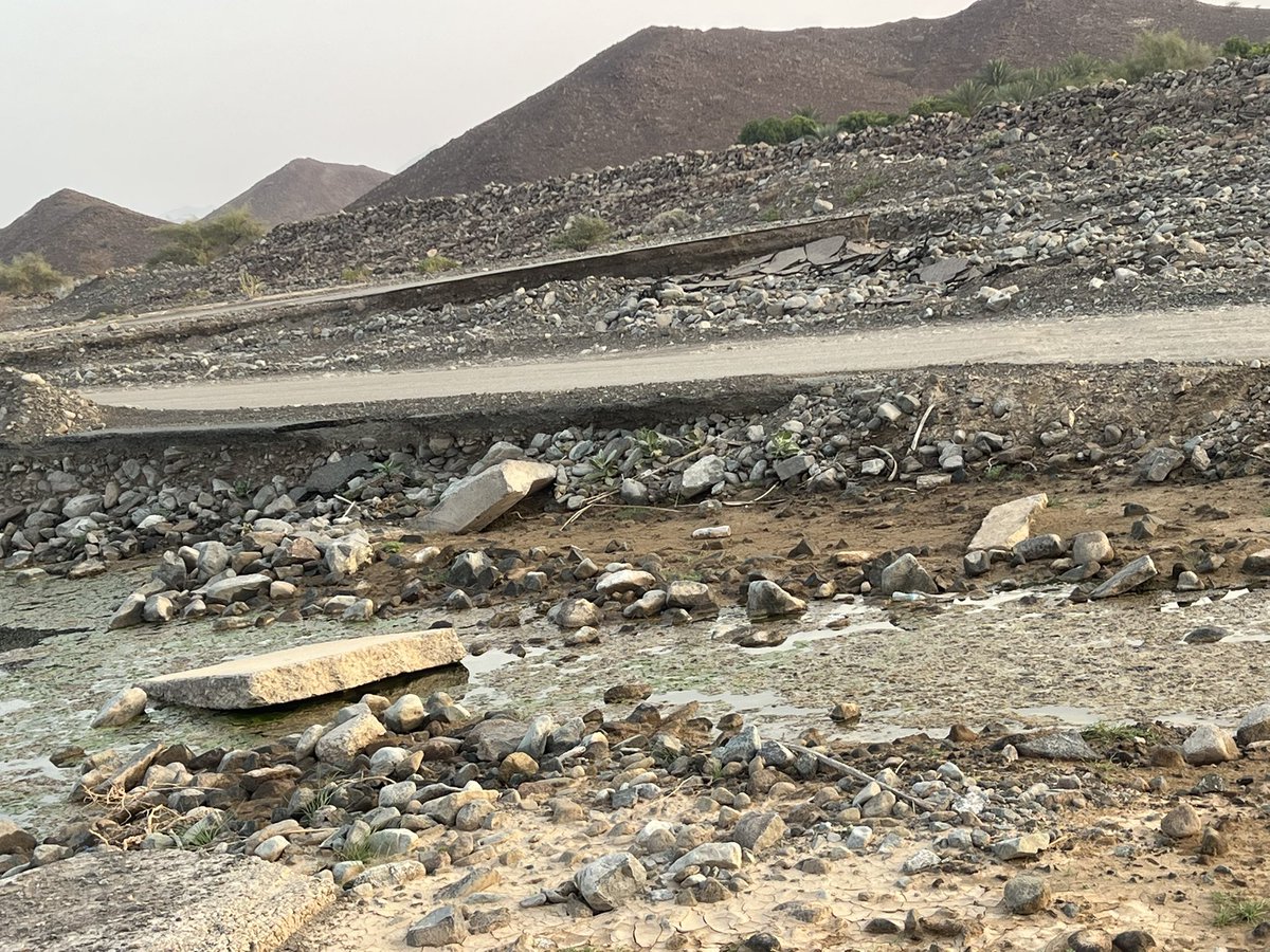 Mohdalmunjigma2's tweet photo. الطريق الذي يربط قرية القاع بقرية الحائمة أصبح في طور النسيان، رغم أنه شريان الحياة لأهالي القريتين. معاناة مستمرة يعيشها السكان يومياً بسبب سوء الطريق وإهماله، في انتظار أن يجد هذا النداء من يسمعه ويضع حداً لمعاناة طال أمدها. https://t.co/Lt1xIAPgzz