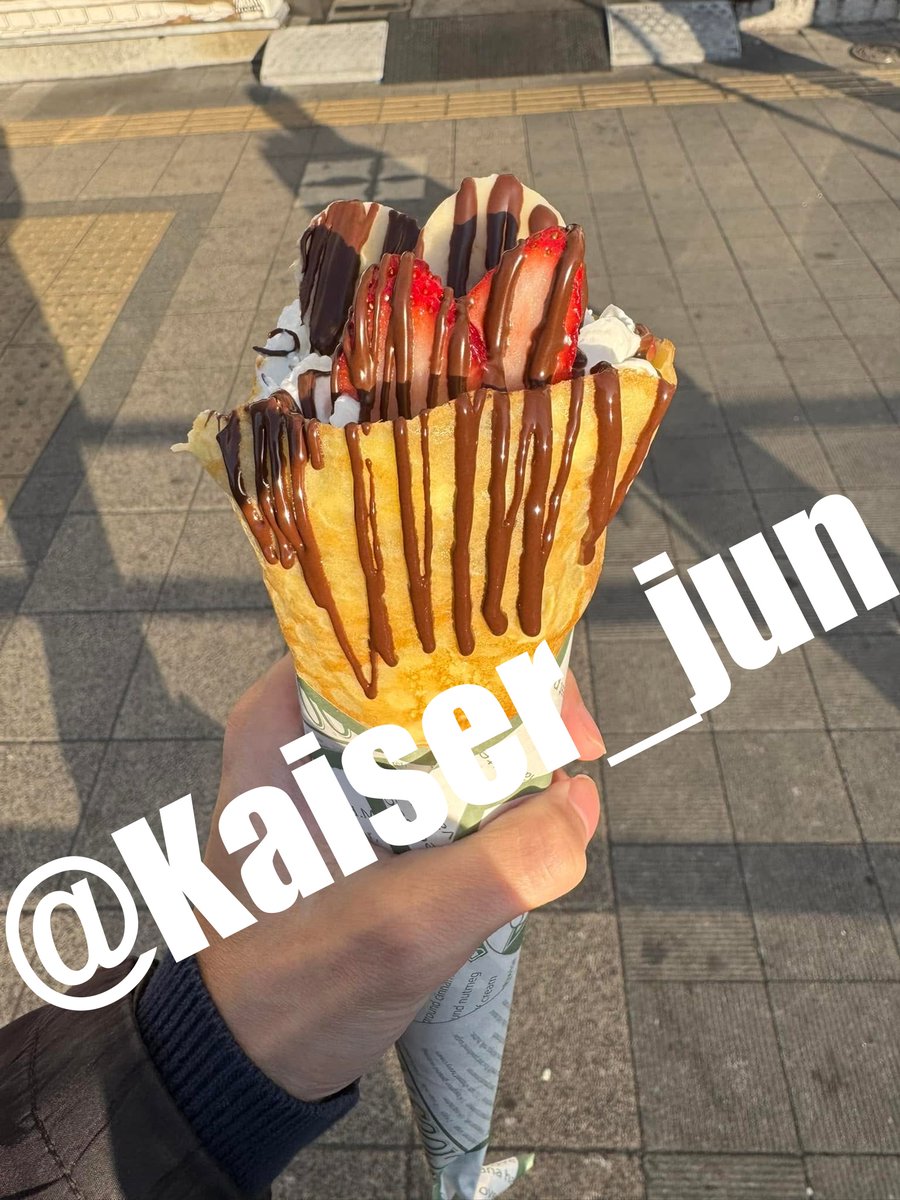 Kaiser_jun's tweet photo. おしゃれなデザイナーさんと公園でぶらぶら散歩して、ベンチでのんびり。暖かい日だったのでクレープ食べて、その後はいつも通りイチャイチャ甘々で夜まで過ごしました✨ https://t.co/jr2epopX7C