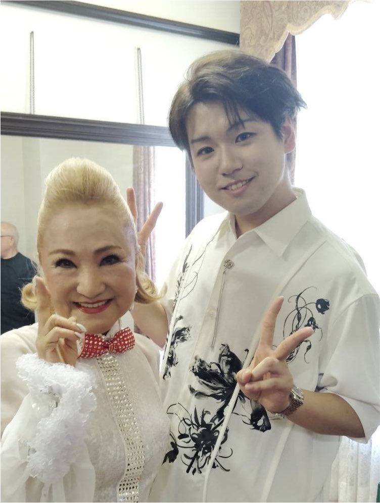 ETANI_MASASHI's tweet photo. 7月、舞台が終わって束の間、愛知県の豊橋公会堂にて行われた「歌道会　第3回歌謡フェスティバル」にゲスト出演させていただいて来ました！！

ゲスト　#北原ミレイ さんとのツーショット📸
いろいろとお手伝いしながらだったので、私服で失礼します🙇

そして、8/23に京都でファンミーティングを開催させていただきます！
場所　プリンセス
　　　京都市北区紫竹下緑町89  イマムラビル2F
料金　¥5,000
開場　11:30
開演　12:00
お問い合わせ先　090-9190-1963（M&M  青山）
ぜひお越しください！！
#恵谷昌史
#京都