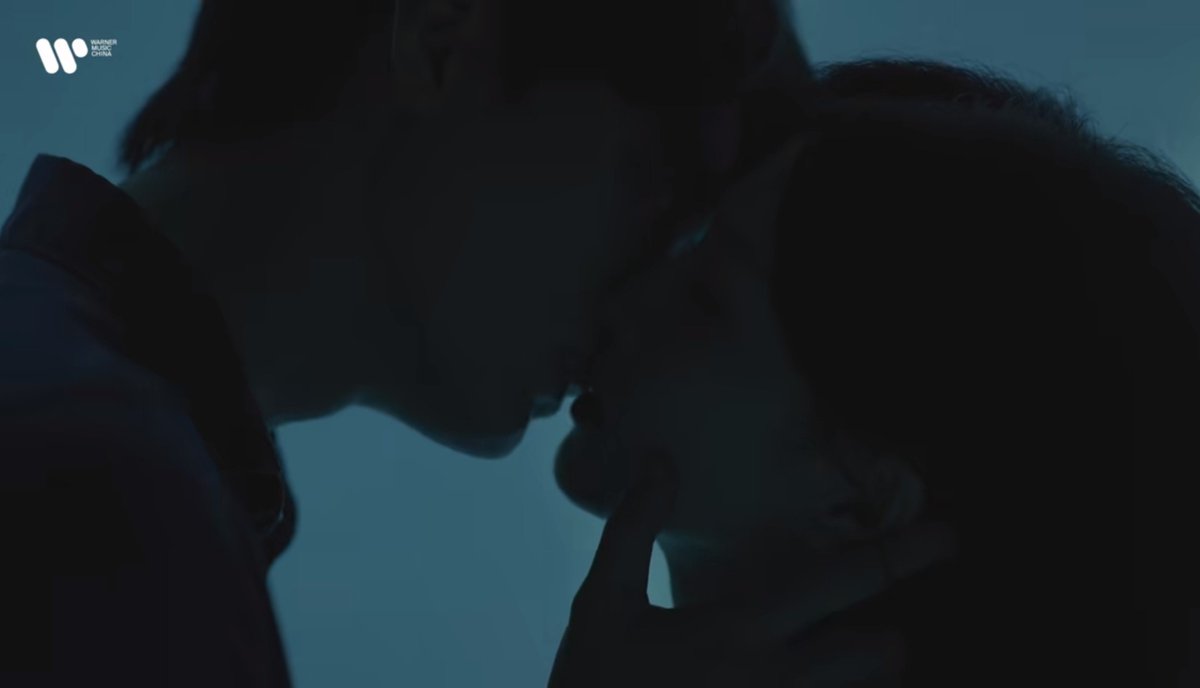 lulujiemi's tweet photo. i was NOT expecting this kissing scene!!! HELLOOO?!?! AAAHHH!!
#BaiLu #ZhouYiran #InvisibleLovers https://t.co/dMIIr1Abfl