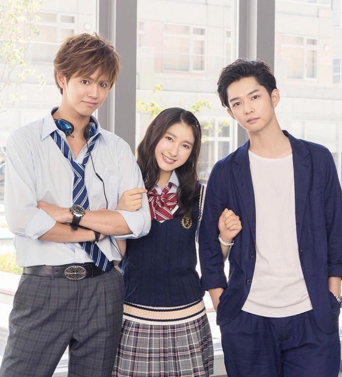 megasiras5's tweet photo. 【悲報】片寄涼太さん、千葉雄大化する

元々小顔で顎が短い人って30超えると顎下のもたつきが一気に溜まって二重顎に見えたり、少し太ると輪郭土砂崩れするからまじで諸刃の剣。

たるみ由来→ネックリフト
広頚筋由来→ペリカン手術
脂肪由来→顎下脂肪吸引
顎短い→オトガイ形成（骨切り） https://t.co/mcR4LS9ZNP
