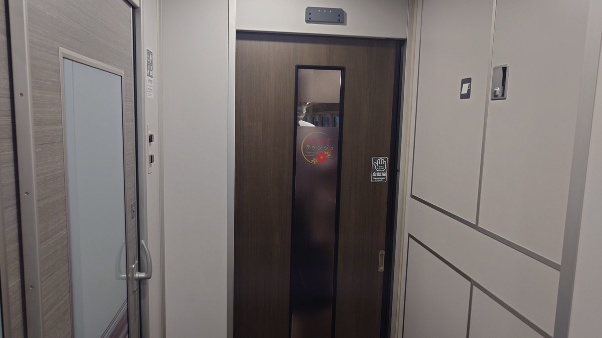 Sunshineikemen's tweet photo. キハ261系5000番台の稚内側はフリースペースが設置されていて、指定席券を持っている人は誰でも利用できる。進行方向左側にボックス席、右側に窓と平行に設置された席が並ぶ。今回はこのフリースペースでゆったり寛ぐ。各席コンセント＆WiFi完備なので5時間の乗車では超快適に過ごせるのでオススメだ！ https://t.co/vMPRtTMRuJ