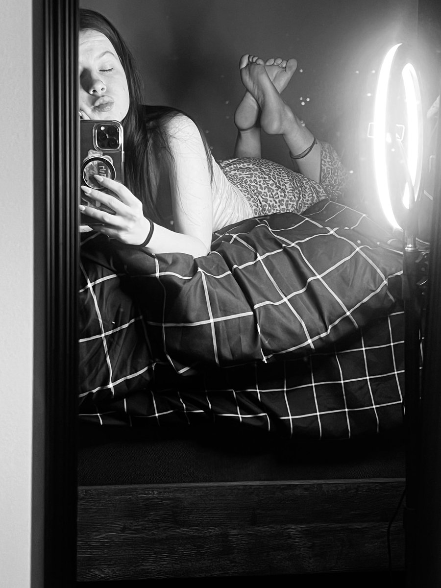 tinyprincessk's tweet photo. #footfetısh #paypig #wallet #femdom #feetworshi̇p #feetphotos #feetpiggy https://t.co/YMY7An11aU