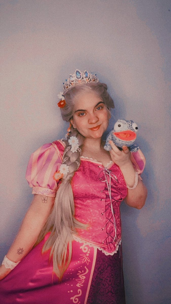 jennietwalker's tweet photo. How I’ll be pulling up to the live action tangled movie in 2028 #Tangled #Rapunzel #TangledLiveAction #cosplay https://t.co/etExORyb9d