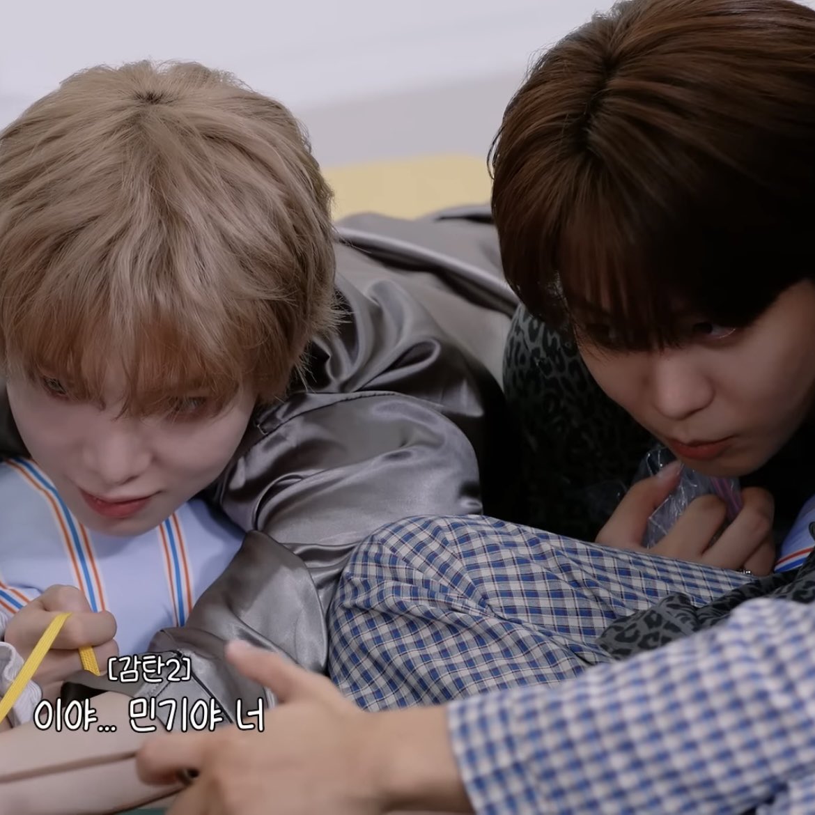 duskstarjongho's tweet photo. emotional support wrappers https://t.co/ANjG5nlD2d