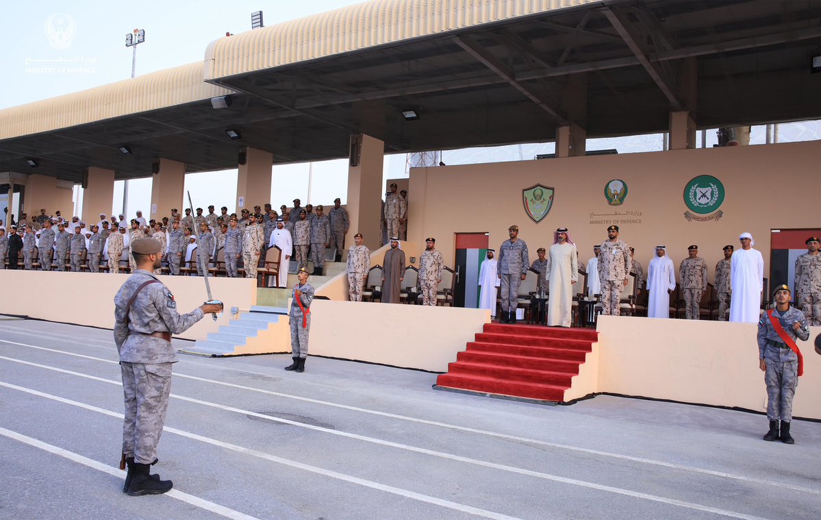 Nf700012's tweet photo. شهد سمو الشيخ عمار بن حميد النعيمي، ولي عهد عجمان رئيس المجلس التنفيذي، بحضور اللواء الركن صالح محمد بن مجرن العامري، قائد الحرس الوطني، واللواء الركن سعيد سالمين العلوي، قائد كلية الدفاع الوطني، حفل تخريج الدفعة الـ24 من مجندي الخدمة الوطنية، وذلك في مركز تدريب المنامة بإمارة عجمان.

وهنأ سموه الخريجين، مشيداً بما حققوه من تميز وانضباط خلال فترة التدريب، ومتمنياً لهم التوفيق والسداد في خدمة الوطن، ورفع رايته، والذود عن ترابه، وصون مكتسباته.

تضمن حفل التخريج عرضاً عسكرياً عكس ما اكتسبه المجندون من مهارات ومعارف خلال فترة التدريب، وأبرز مستوى جاهزيتهم وكفاءتهم للدفاع عن الوطن.

كما حضر حفل التخريج الشيخ عبدالعزيز بن حميد النعيمي، رئيس دائرة السياحة والثقافة والإعلام في إمارة عجمان، والشيخ محمد بن عمار بن حميد النعيمي، والشيخ حميد بن عبدالعزيز بن حميد النعيمي، وعدد من كبار ضباط ومسؤولي وزارة الدفاع.

#وزارة_الدفاع 
#وزارة_الدفاع_الإماراتية
#MOD
#UAEMinistryOfDefence

@modgovae