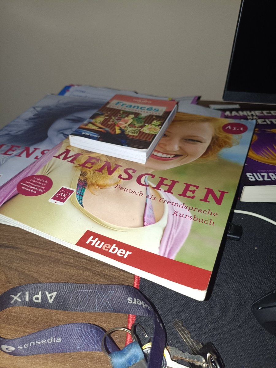 emails_icantsnd's tweet photo. Ganhei outro livro de línguas também kkkkkkk https://t.co/Qbv31RlvCt