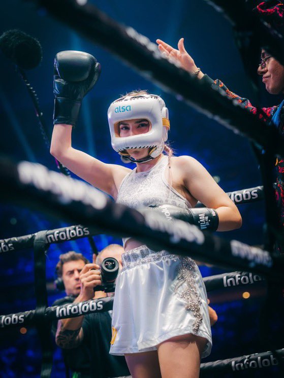 rivseyez's tweet photo. A pesar de que la que ponía peros era tu oponente, que te hayan hecho sentir como la mala nunca se los perdonaré. Tremendos ovarios los tuyos de saber que tenías todo en contra y así subirte al ring, nunca hice mal en escogerte como mi modelo a seguir y así será hasta siempre ❤️ https://t.co/Gwey4Uif3k