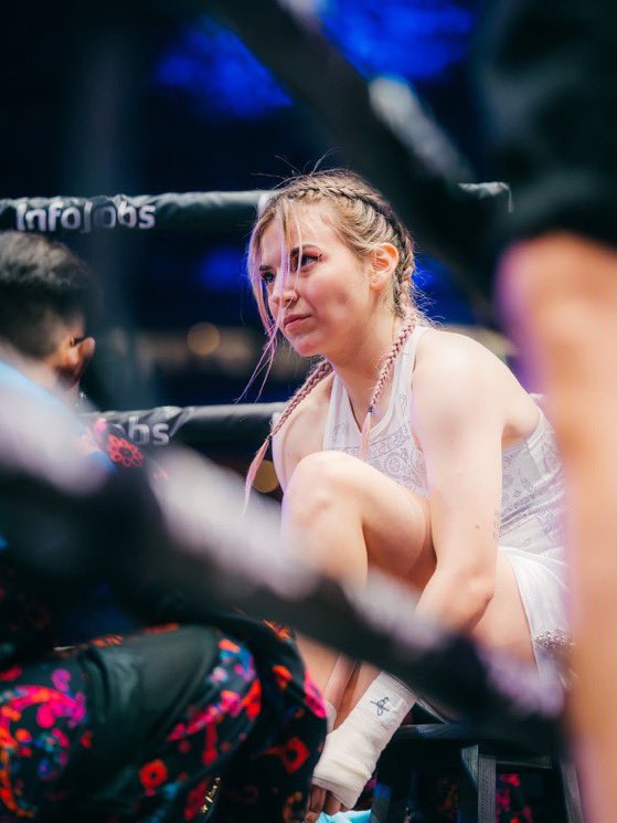 rivseyez's tweet photo. A pesar de que la que ponía peros era tu oponente, que te hayan hecho sentir como la mala nunca se los perdonaré. Tremendos ovarios los tuyos de saber que tenías todo en contra y así subirte al ring, nunca hice mal en escogerte como mi modelo a seguir y así será hasta siempre ❤️ https://t.co/Gwey4Uif3k