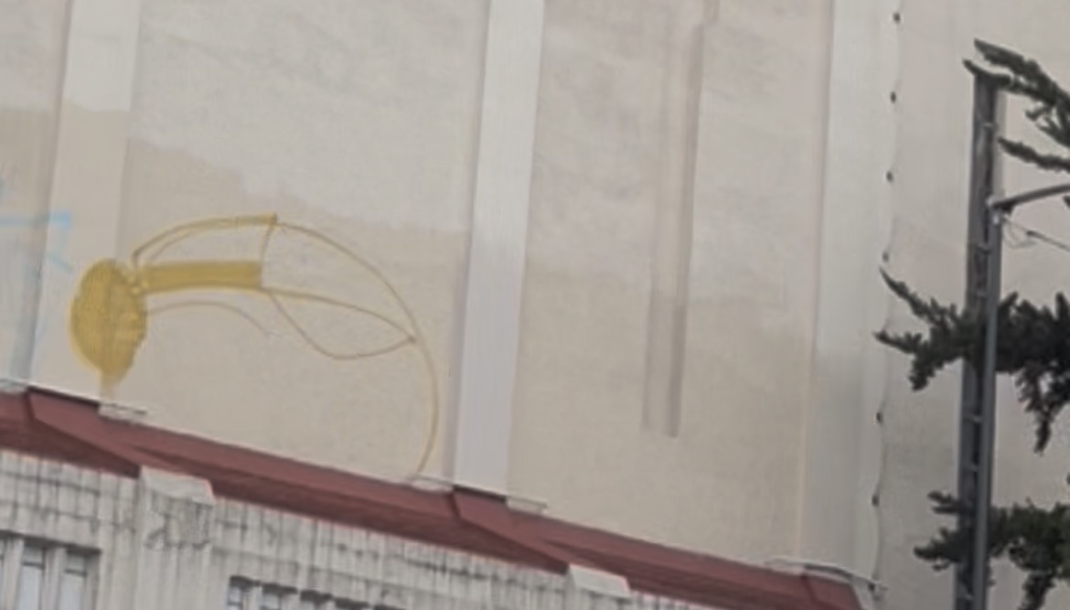 2012i8's tweet photo. Edificios emblemáticos y casas protegidas son marcadas con la firma del #CrimenOrganizado #Grafitean a plena luz del día para dejar la marca de la delincuencia
#EdificioErmita
Ni la #C5 se da cuenta 😏
La CDMX en descontrol
#CorrupcionInmobiliaria opera con #MafiaDelDespojo https://t.co/bgS6Jgkh9G