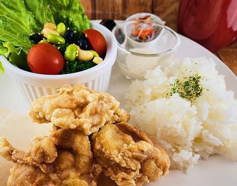 NESAN_PIROS's tweet photo. ランチタイムはーじまるよー
＼(^o^)／
・ランチ後のスイーツは100円引き
・パーフェクトクラシック&amp;デュワーズハイボール&amp;バカルディリモン390円でオーダーOK🍻
#カラオケピロス #ランチタイム https://t.co/B6fKwUPsw8