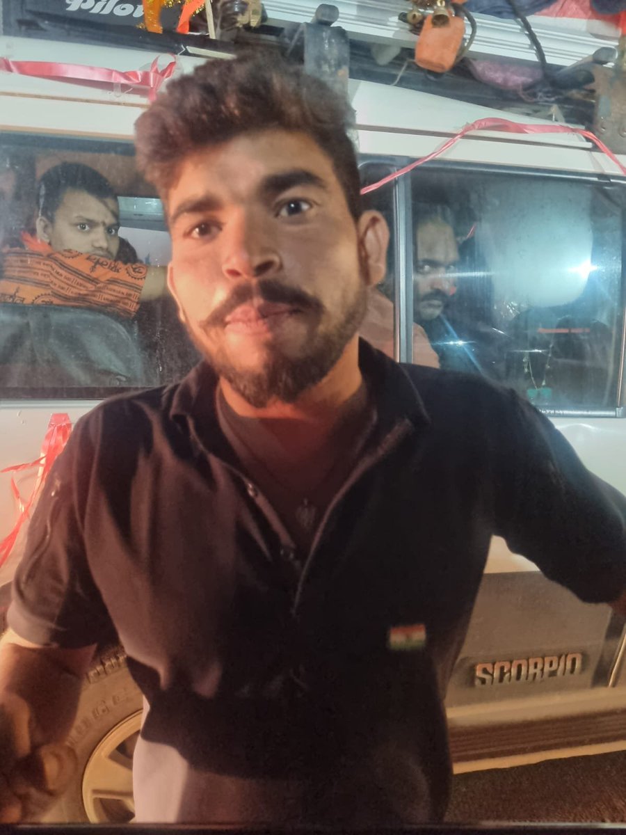 pawan_19's tweet photo. URGENT: Illegal barricades at Sultanganj entry on Day 1 of Shrawan Mela! Miscreants are stopping vehicles &amp; extorting illegal parking fees, causing massive traffic &amp; distress to Kanwariyas. https://t.co/ULjKl3sm2b