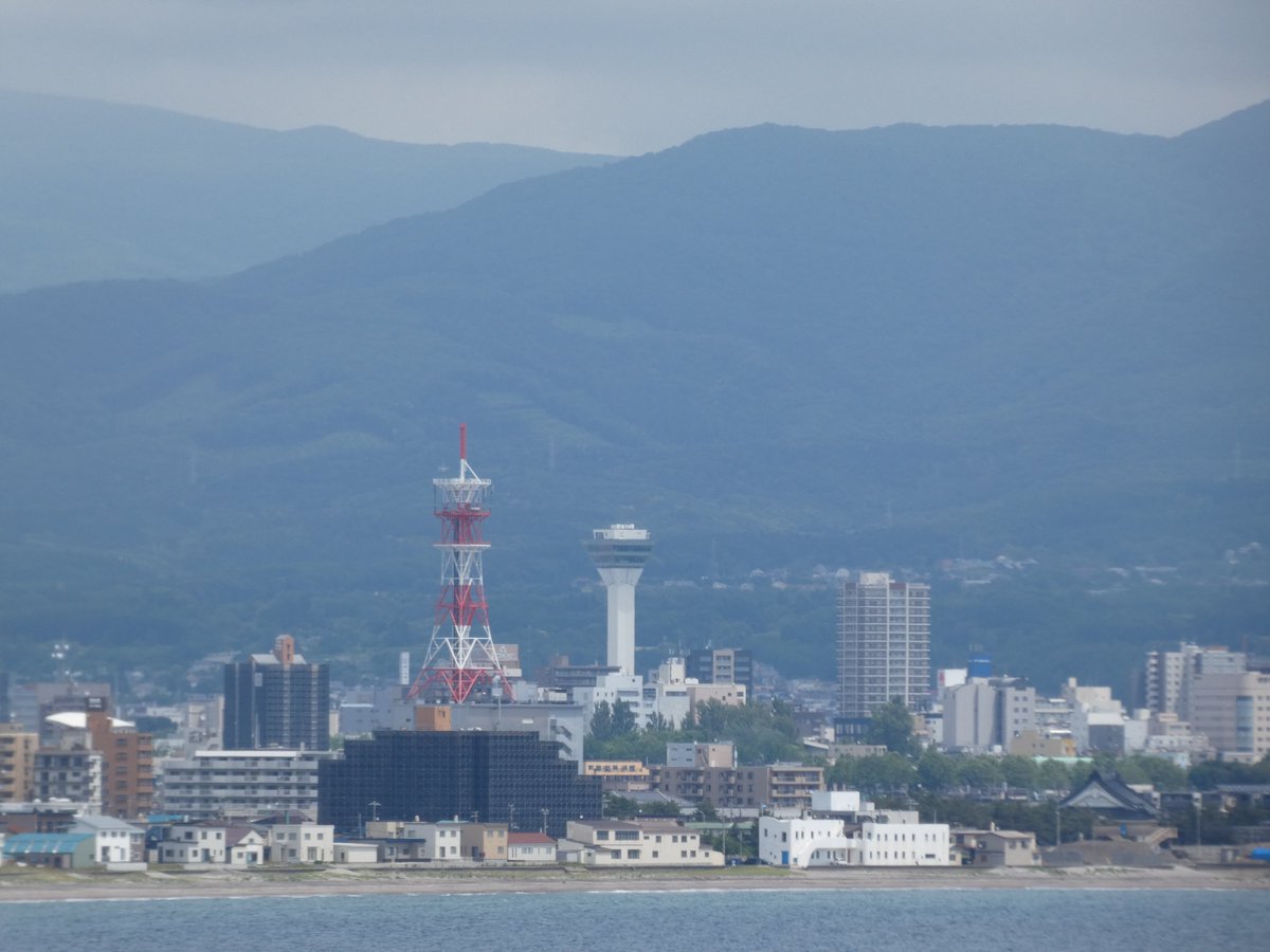 yamasa79's tweet photo. 函館の路面電車に揺られ、絶景スポット「立待岬」へ！海抜30mの断崖絶壁から見渡す津軽海峡は息を呑む美しさ🌊道中で石川啄木一族のお墓に立ち寄ったり、市街を低空飛行する飛行機に遭遇するサプライズも✨見どころ満載の絶景散策、続きはリプで！
#函館旅行 #絶景スポット #城郭 #史跡 #函館山 https://t.co/Ipt40Qg43I