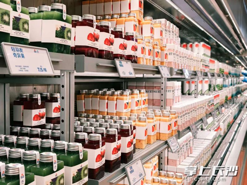 HelloChangsha's tweet photo. #Changsha, China is rewriting the snack game. 🛒

Jinlimen, born in Changsha, opened 4 stores this month. Now in 5 provinces. Fresh snack market: $6.9B, 40% annual growth.
China's fresh snack obsession started in Changsha.
#FreshSnacks #ChinaConsumer https://t.co/8fDpHQcoD3