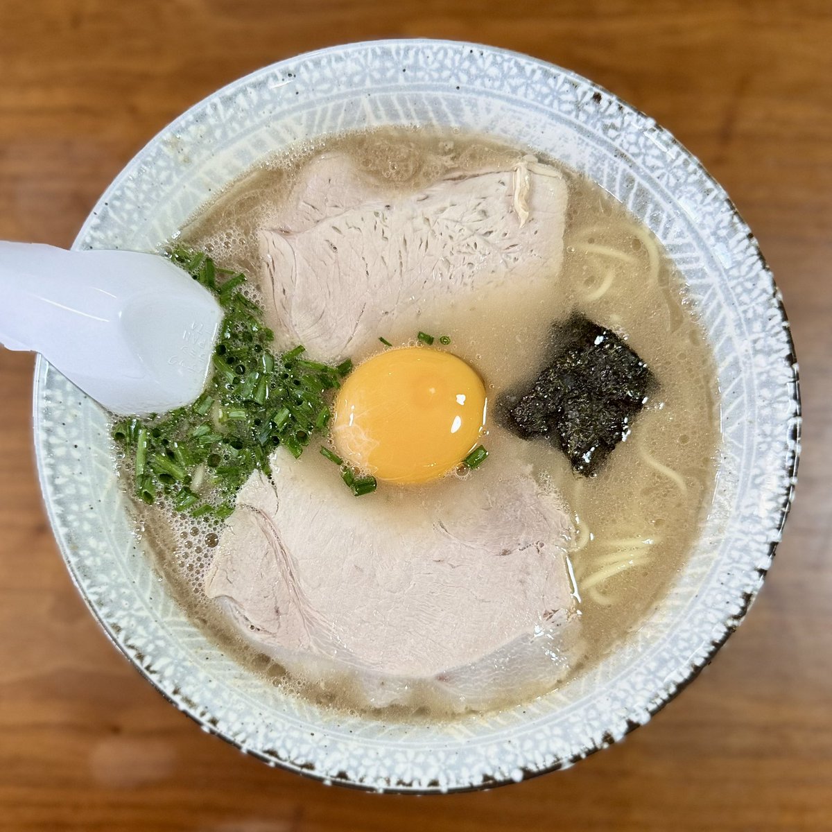 yamifu238238's tweet photo. 幸陽閣@佐賀市
卵入り。
ねったりどっしり。
旨味と甘味と塩味で織りなす、なんて旨さよ。
奥行きのある甘塩っぱさ。
脂（油）溶け込み厚みは存分、これが重いとは異なるスゴみ。
食べ進めるほど丁寧な仕事が分かるんだ、いやはや凄い。
ポムリと好食感な中細麺を啜り、黄身を溶かす、うっとり。 https://t.co/HFPoFSQ1Vz