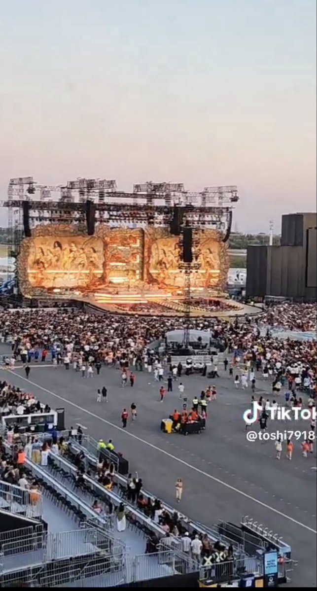 haroldDavs17's tweet photo. Se los dijimos no llenò en Canadá 🤣 solo miren ese montón de sillas disponibles en VIP, y miren la pista haha hay tanto espacio disponible que bien se juega un partido de futbol en esa pista. La Mamadora hoy no les pudo mamar el billete a los canadienses. https://t.co/gUJRc6w06F