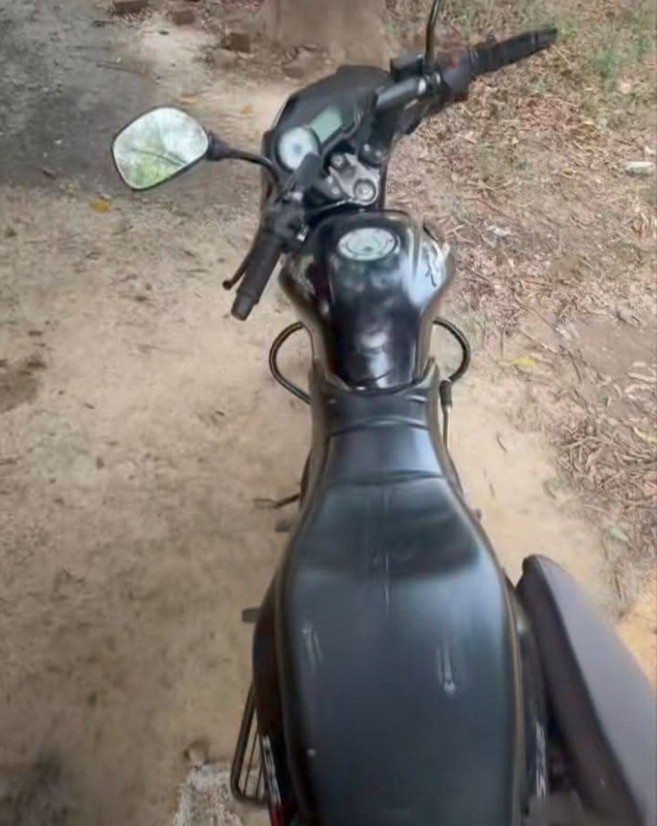 gilli8538's tweet photo. एक ग़रीब व्यक्ति अपने 8 साल पुराना Pulsar  बाइक से सच में परेसान है 

व्यक्ति का कहना है की जब E20 नहीं आया था तो मेरा गाड़ी अच्छा माइलेज देता था ।

लेकिन जब से नितिन गडकरी पेट्रोल में इथोनॉल मिलाए है तब से मेरे गाड़ी का माइलेज बिल्कुल आधा हो गया है ।

और बाइक के टंकी में बार बार जंग लग रही है आखिर गुस्से में गडकरी ….. Open News