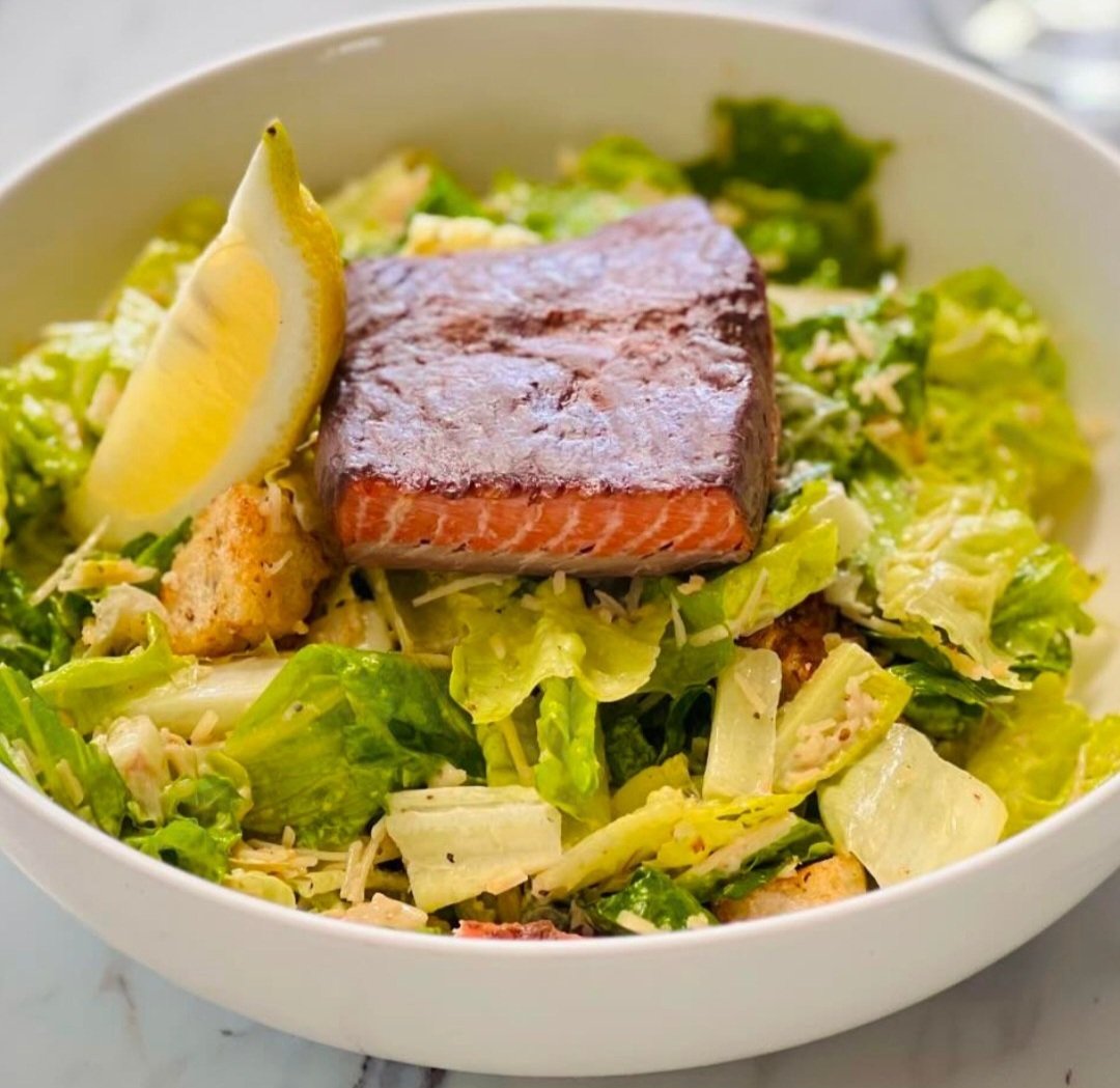 pdxsteeler's tweet photo. Hot Honey Glazed Salmon on fresh ceasar salad.
#HotHoneySalmon #HoneyGlazedSalmon #SalmonCaesar #CaesarSalad #HealthyDinner #SeafoodDinner #Foodie https://t.co/PIQeDHlHQ6