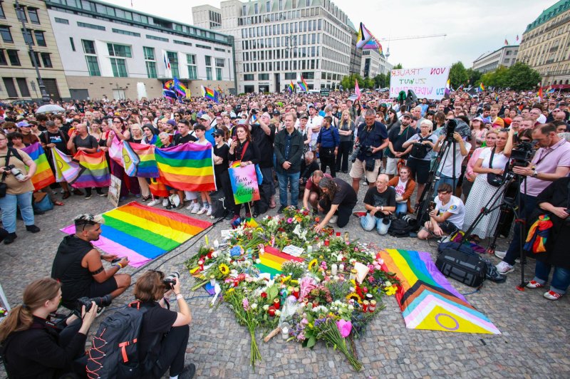 Themainmoron's tweet photo. A muslim terror attack at the berlin parade .
I'm not happy that it happened but also not sad...
#chickensforkfc https://t.co/vPftil8IbZ