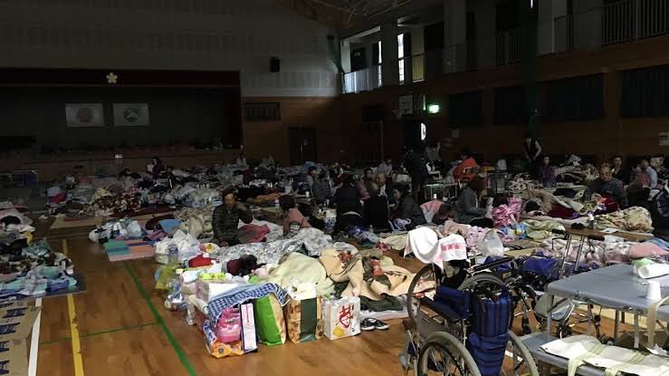hikaruganji's tweet photo. ←は台湾地震の時の非難所。
→は熊本地震の非難所。

日本政府って馬鹿なん？ https://t.co/46pgFD4UjC