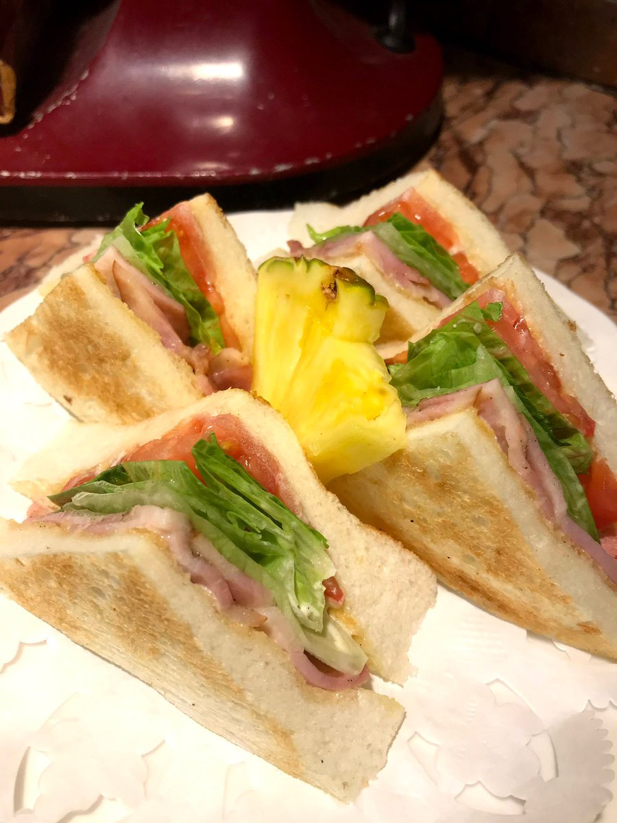 kissa_sunshine's tweet photo. おはようございます。大阪も暑いですが、熊本も暑さが厳しいとニュースでも見ます。大変な思いをされていると思います。一日も早く復興し、穏やかな日常が戻ってくるよう祈っております。

トーストの香りと、色鮮やかな切り口が食欲をそそる＼BLTサンド🥪／
ランチタイムや、ちょっと小腹がすいたカフェタイムにもおすすめ！

本日30（木）7:30〜19:45（LO19:15）の営業です。皆様のお越しを心よりお待ちしております☕️