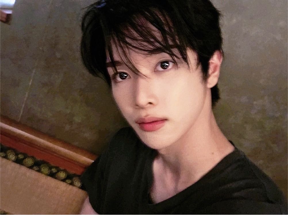 felinized's tweet photo. ganteng banget i might explode. https://t.co/mGEzhYvoW1