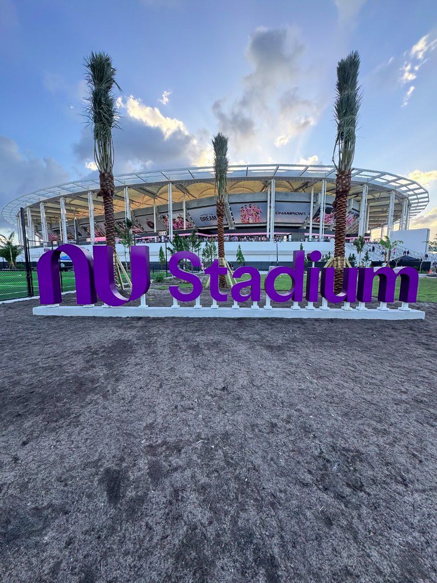 mrmiamiwellness's tweet photo. catch the fever, dare to dream! a memorable match, watching @InterMiamiCF’s inaugural home opener at @nu_stadium inside @miafreedompark with la familia! ⚽️🤍🦩🩷🏝️🖤🏟️ #intermiami https://t.co/Qav5CiWyJl