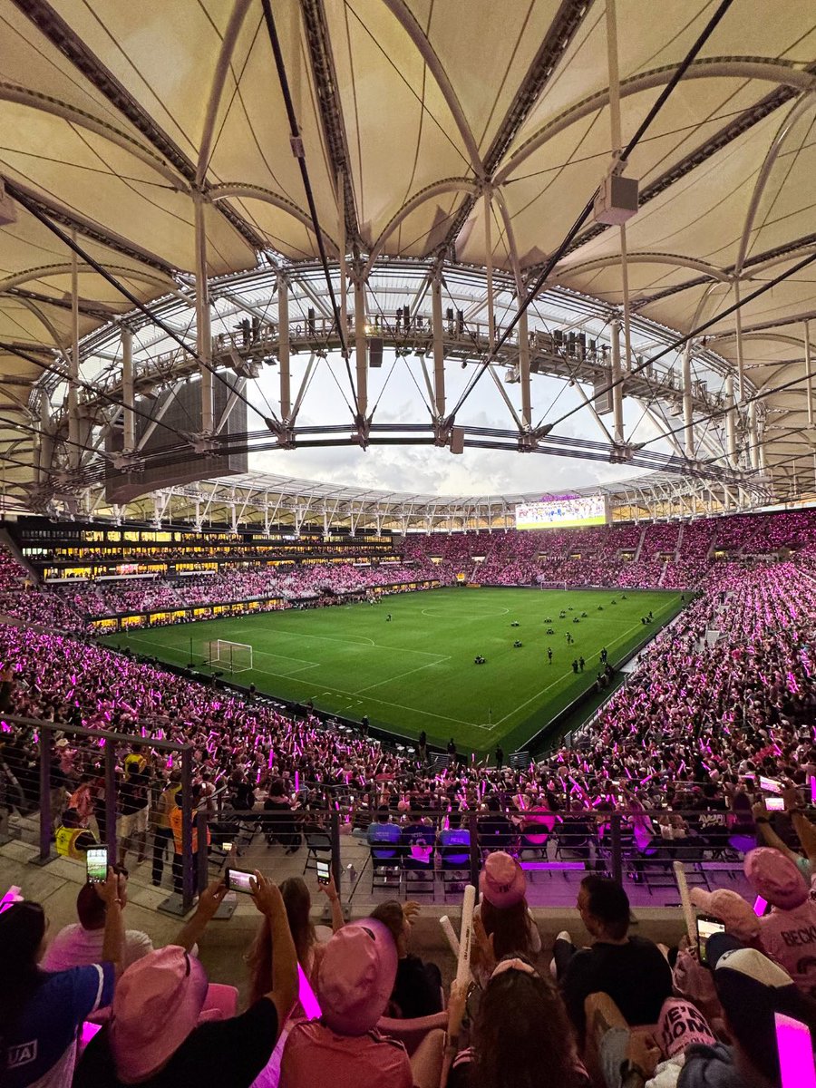 mrmiamiwellness's tweet photo. catch the fever, dare to dream! a memorable match, watching @InterMiamiCF’s inaugural home opener at @nu_stadium inside @miafreedompark with la familia! ⚽️🤍🦩🩷🏝️🖤🏟️ #intermiami https://t.co/Qav5CiWyJl
