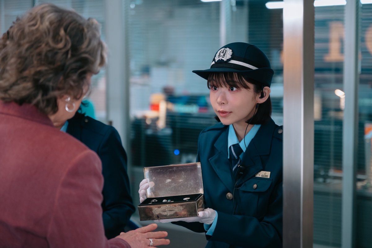 daikuukou__ex's tweet photo. 今夜2話放送📺
✈︎∽∽∽∽∽∽∽∽∽∽∽✈︎

主演 #趣里
痛快空港エンターテインメント
『#大空港 〜GATE24〜』

第2話は今日よる9時〜放送
GATE24に飛行機爆破予告が。
容疑者は搭乗予定の乗客の中に...！？

放送に向けて場面写真を公開📸
ぜひご覧ください👀

第1話はTverで無料配信中✈️
🔗https://t.co/xylYUC5vPj