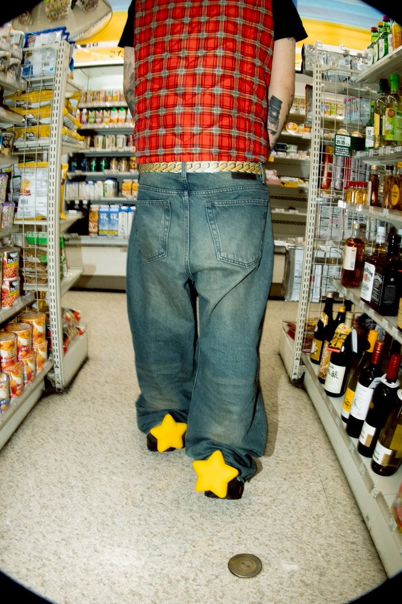 fashionsnap's tweet photo. ワイドデニムやバギーパンツなど、丈の長いパンツを着用した際に裾を踏んでしまい、汚れや擦れが生じるという悩みを解決するために開発した星形シューズアクセサリー「Hemmy」が9月上旬に再販。セレクトショップ「GR8」などでの取り扱いも予定。 https://t.co/OPucbvZbx4