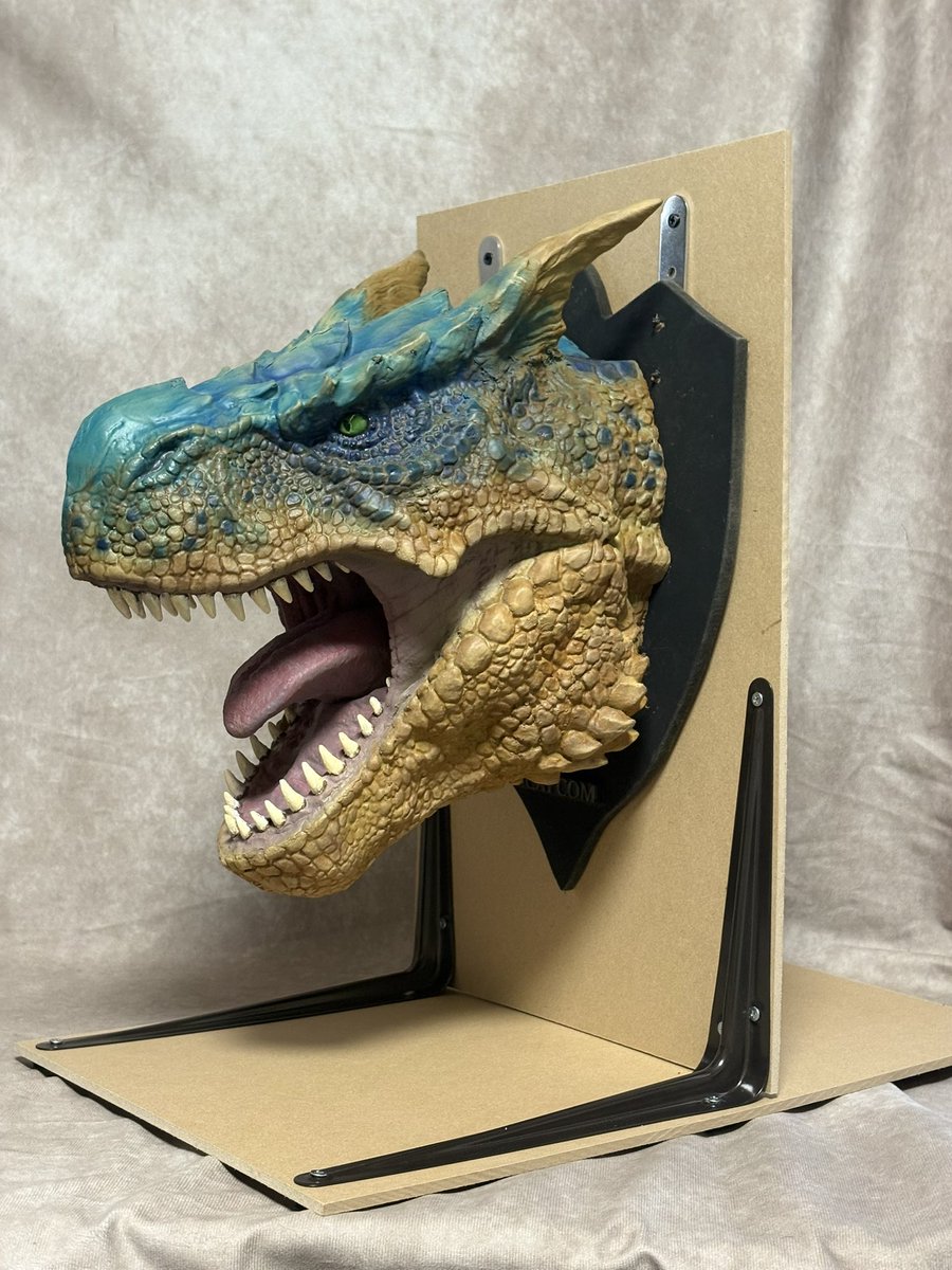 ichizoukei's tweet photo. ちょうど1年前のワンフェスで販売したティガレックスヘッド、この時はFRP製で目はクリアレジンだったか。
このくらいのデッカいやつまた作りたい。 https://t.co/K0sJIas3NL