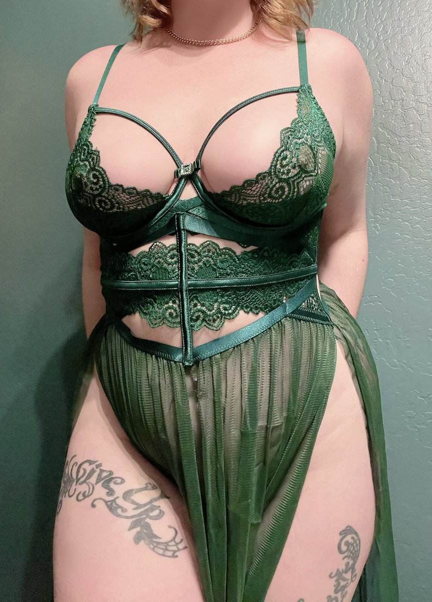 cosplaykinky's tweet photo. elven outfit mayhap? https://t.co/Q831KQKFsr